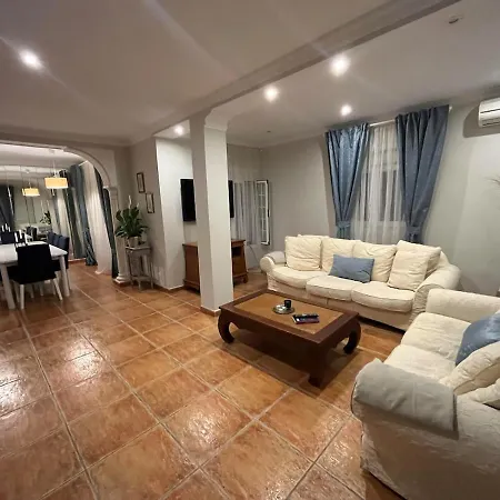 Family With Private Swimming Pool & Garden