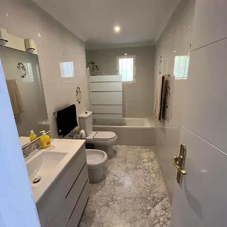 Family With Private Swimming Pool & Garden Holiday home