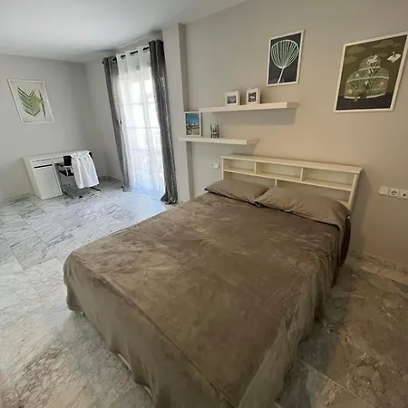 Family With Private Swimming Pool & Garden Holiday home *